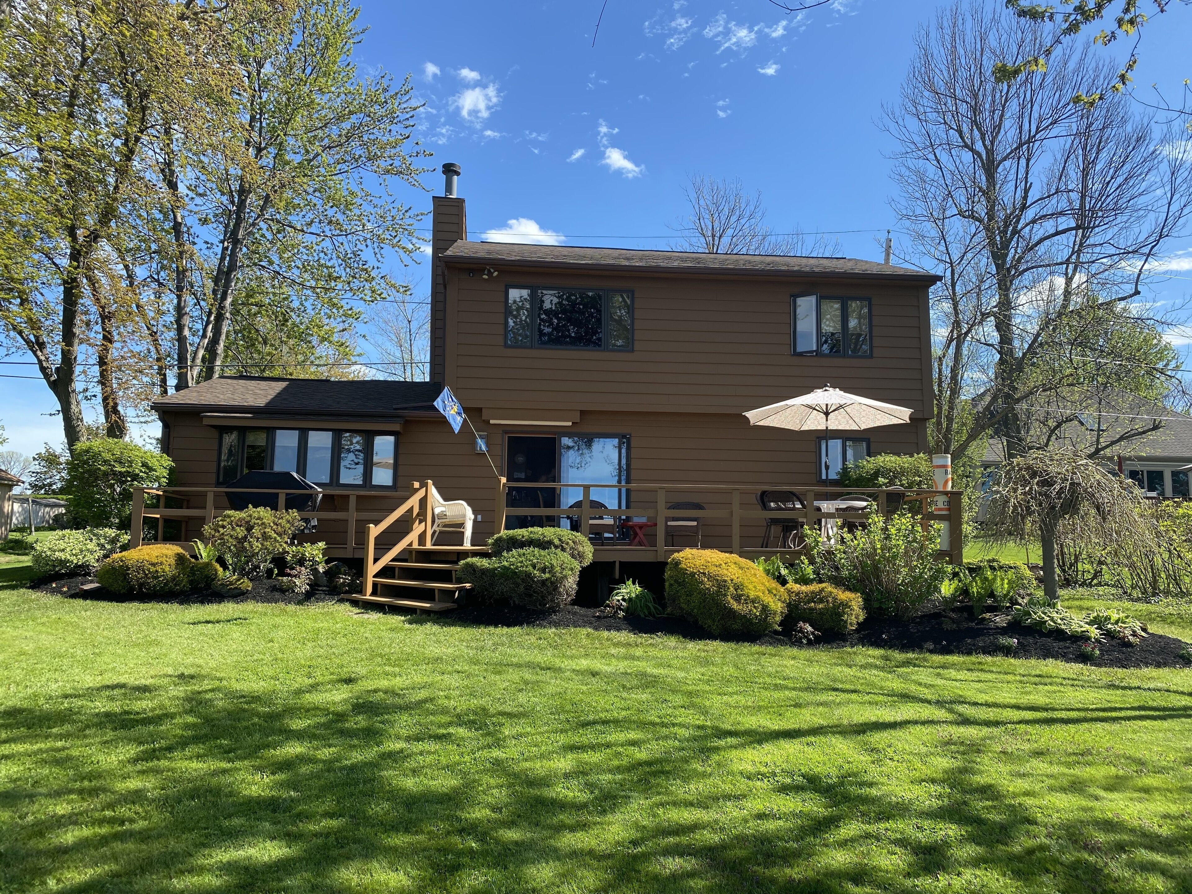 BEAUTIFUL 4 BDRM HOUSE ON LAKE ONTARIO.