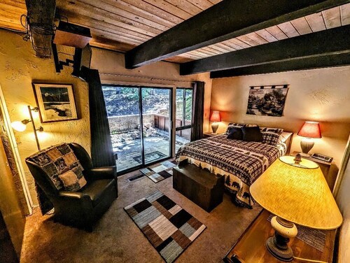 Charming Forest Retreat – Steps from Snow Summit Slopes