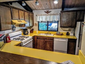 冷蔵庫、電子レンジ、オーブン、コンロ