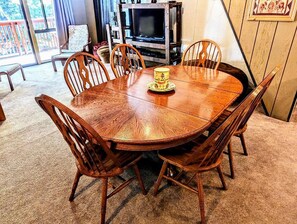 Dining - Charming Forest Retreat – Steps from Snow Summit Slopes (BIG BEAR LAKE)