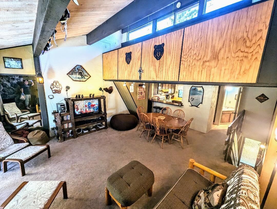 Een televisie, een open haard en een dvd-speler