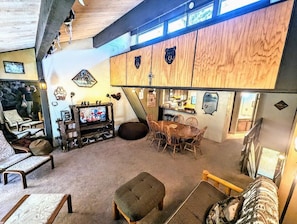 テレビ、暖炉、DVD プレーヤー