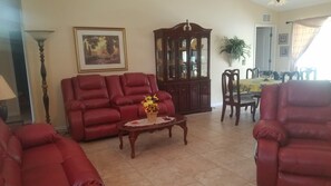 TV connectée, cheminée, lecteur de DVD, vidéothèque