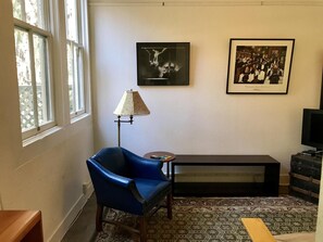 Een televisie, een dvd-speler en een filmbibliotheek