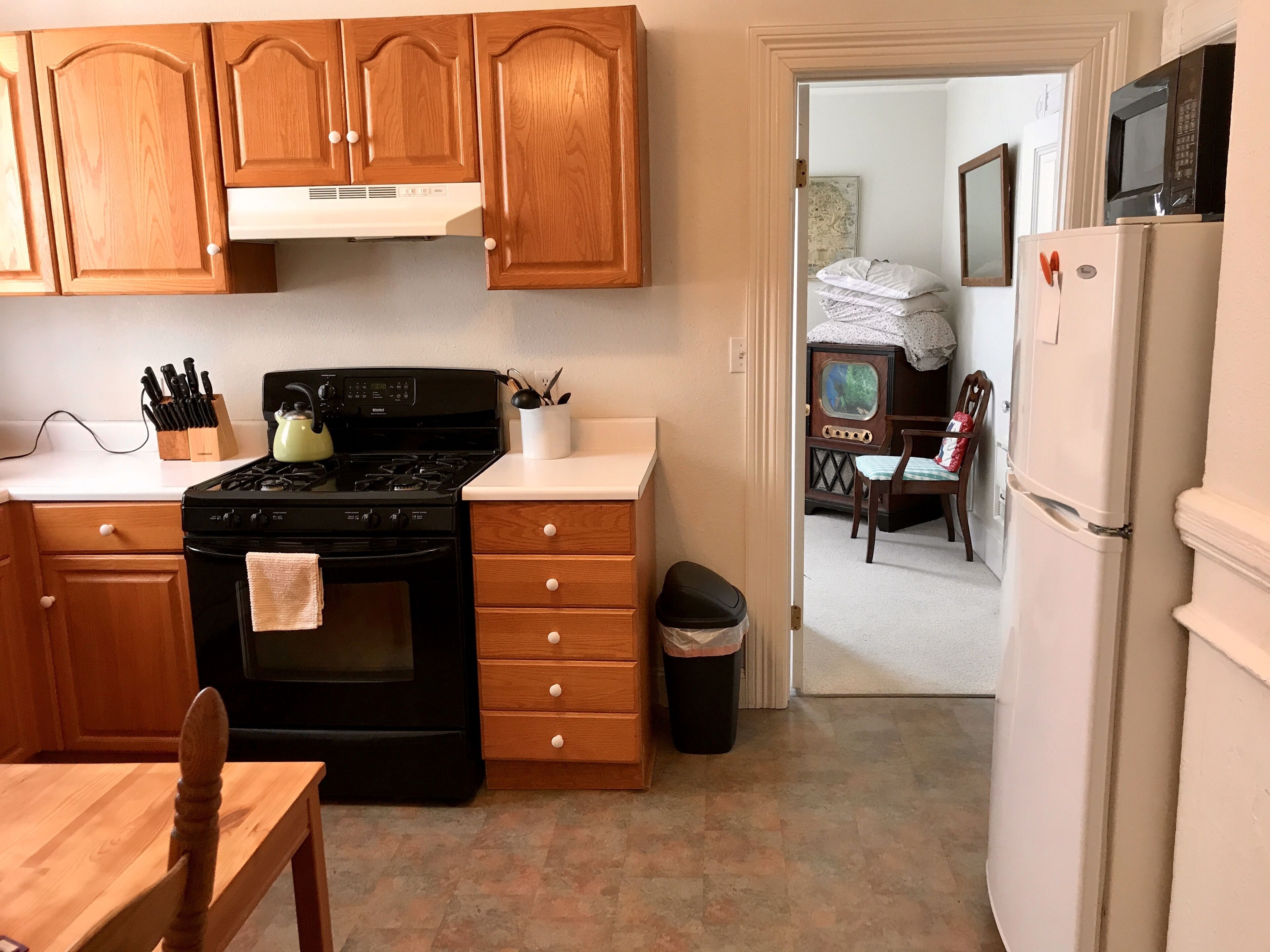 Een koelkast, een magnetron, een oven, een kookplaat