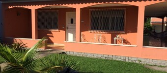 Beautiful summer house near the lagoon and the center of Iguaba Grande.