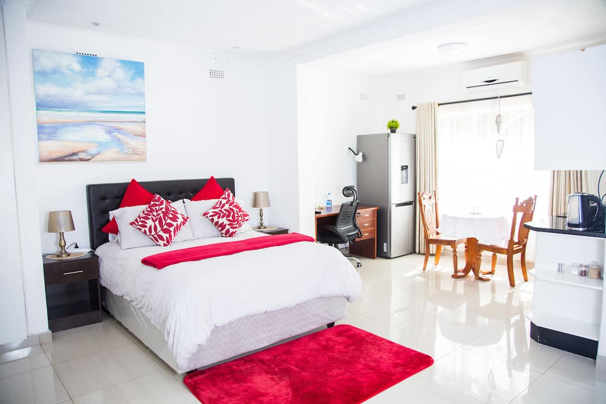 Quarto casal com design assinado, 1 cama Queen, para não fumantes | Roupas de cama premium, edredons de pluma, camas Select Comfort