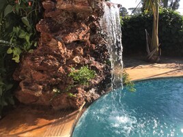 Piscina externa, espreguiçadeiras