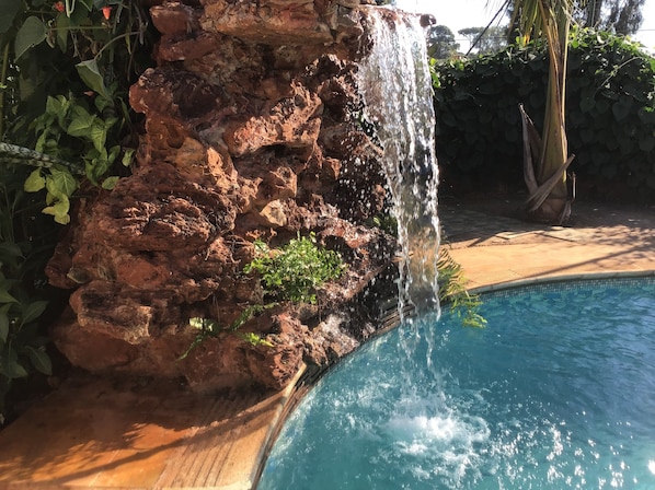 Piscina externa, espreguiçadeiras