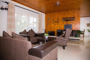 Área de estar no saguão