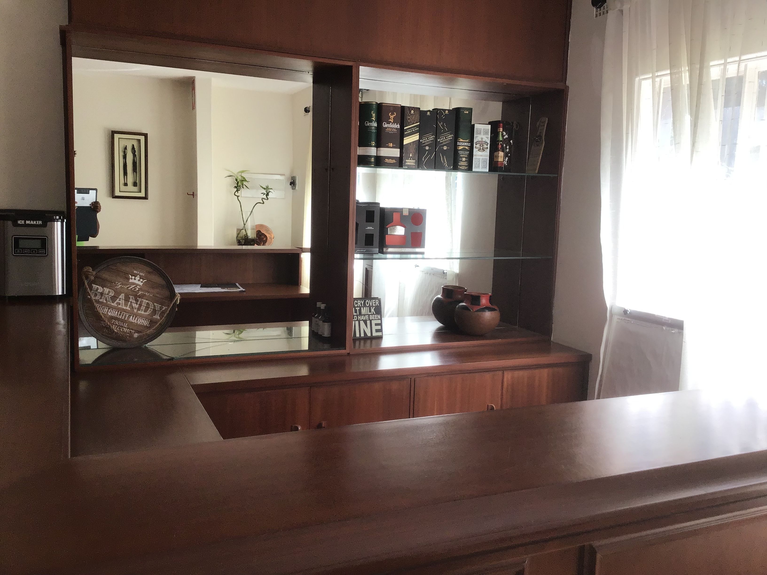 Una barra de madera con un expositor de vidrio que contiene varios artículos.