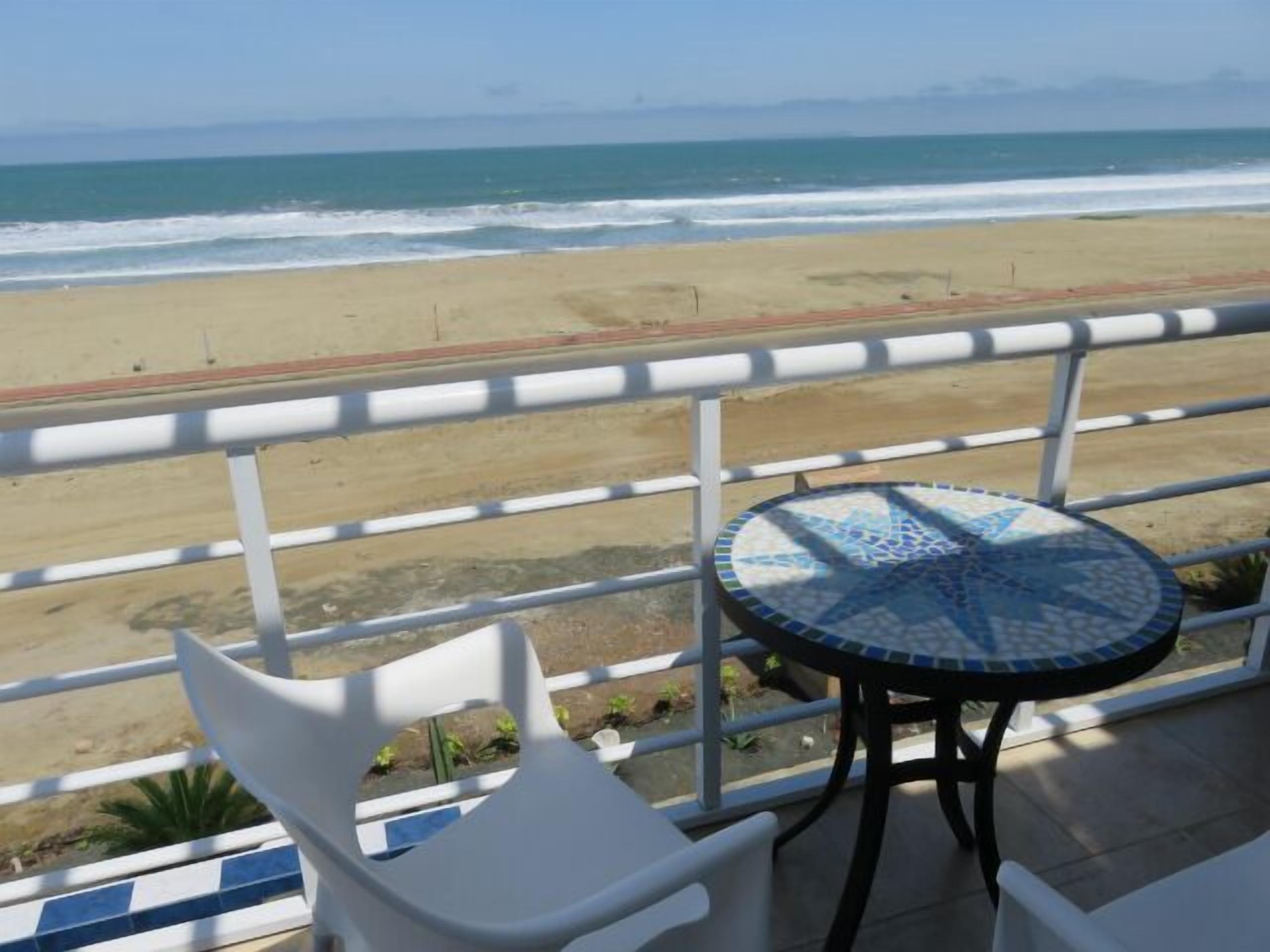 Balcon d'une chambre à l'étage / Balcony of a bedroom on the 1st floor