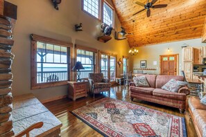 Televisión, chimenea, reproductor de DVD y estéreo