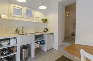 Réfrigérateur, micro-ondes, plaque de cuisson, cafetiÚre/bouilloire