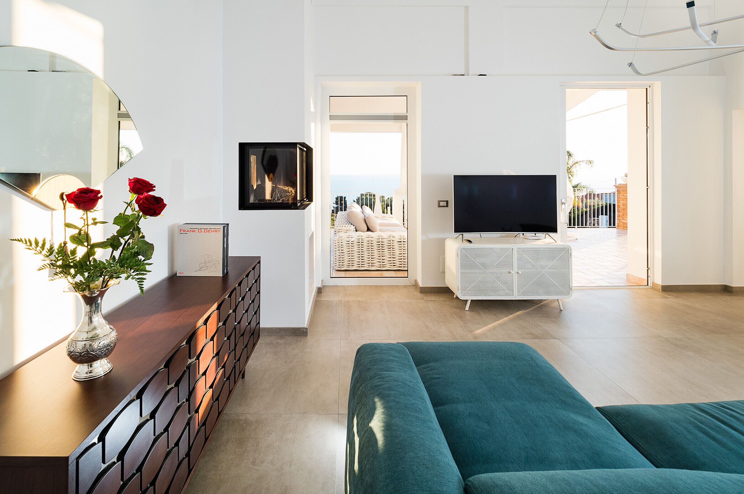 Fernseher, Kamin, DVD-Player