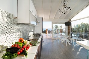 Kylskåp, mikrovågsugn, ugn och spishäll