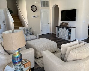 Smart TV, video-game console, Netflix, DVD player - Cozy Villa With South Facing Pool and a Amazing Game-room. (Davenport)