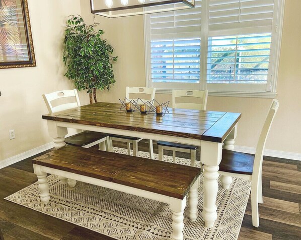 Dining - Cozy Villa With South Facing Pool and a Amazing Game-room. (Davenport)