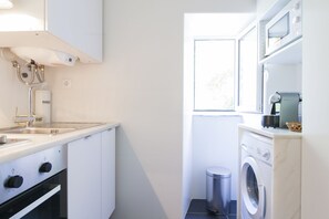 Kühlschrank, Mikrowelle, Ofen, Wasserkocher mit Kaffee-/Teezubehör