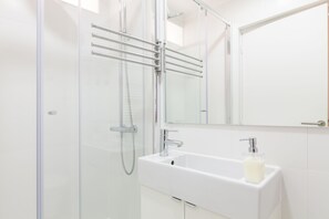 Dusche, Haartrockner, Handtücher