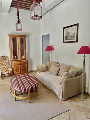 TV, lareira, mesa de pingue-pongue