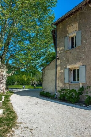 Exterior - Stunning farmhouse with heated private pool in Provence (Pernes-les-Fontaines)