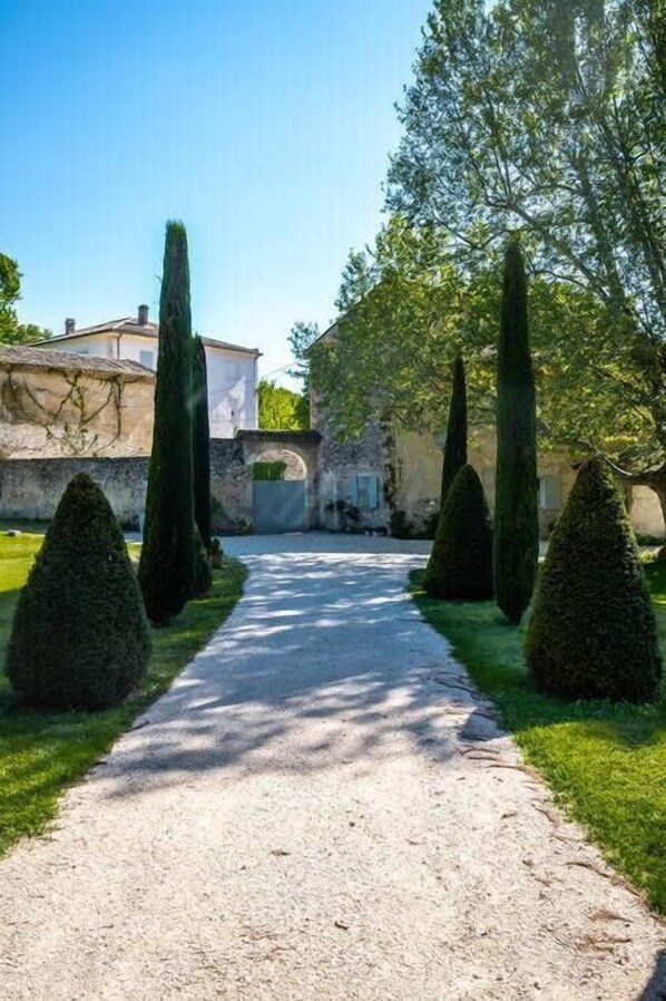 Property grounds - Stunning farmhouse with heated private pool in Provence (Pernes-les-Fontaines)