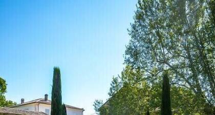 Suuri Provencen maalaistalo, jossa on uima-allas