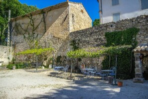 Outdoor dining - Stunning farmhouse with heated private pool in Provence (Pernes-les-Fontaines)
