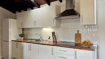 雪櫃、微波爐、咖啡機/沖茶器、多士爐