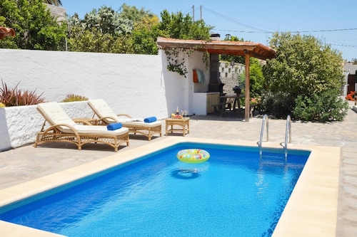 Charming Casa Sofia: Tranquil Private Home with Pool, BBQ in Las Vegas