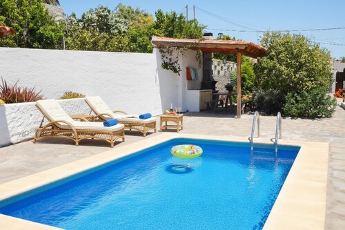 Charming Casa Sofia: Tranquil Private Home with Pool, BBQ in Las Vegas