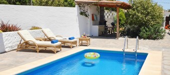 Charming Casa Sofia: Tranquil Private Home with Pool, BBQ in Las Vegas
