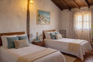 2 bedrooms, free Internet, bed sheets
