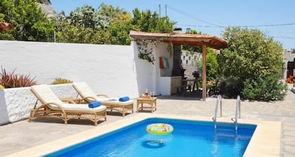Charming Casa Sofia: Tranquil Private Home with Pool, BBQ in Las Vegas