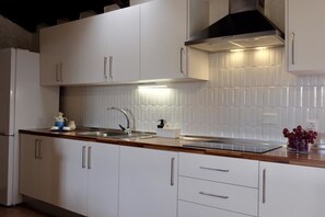 Køleskab, mikrobølgeovn, kaffe-/temaskine, brødrister