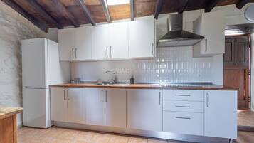 Een koelkast, een magnetron, een koffiezetapparaat/waterkoker