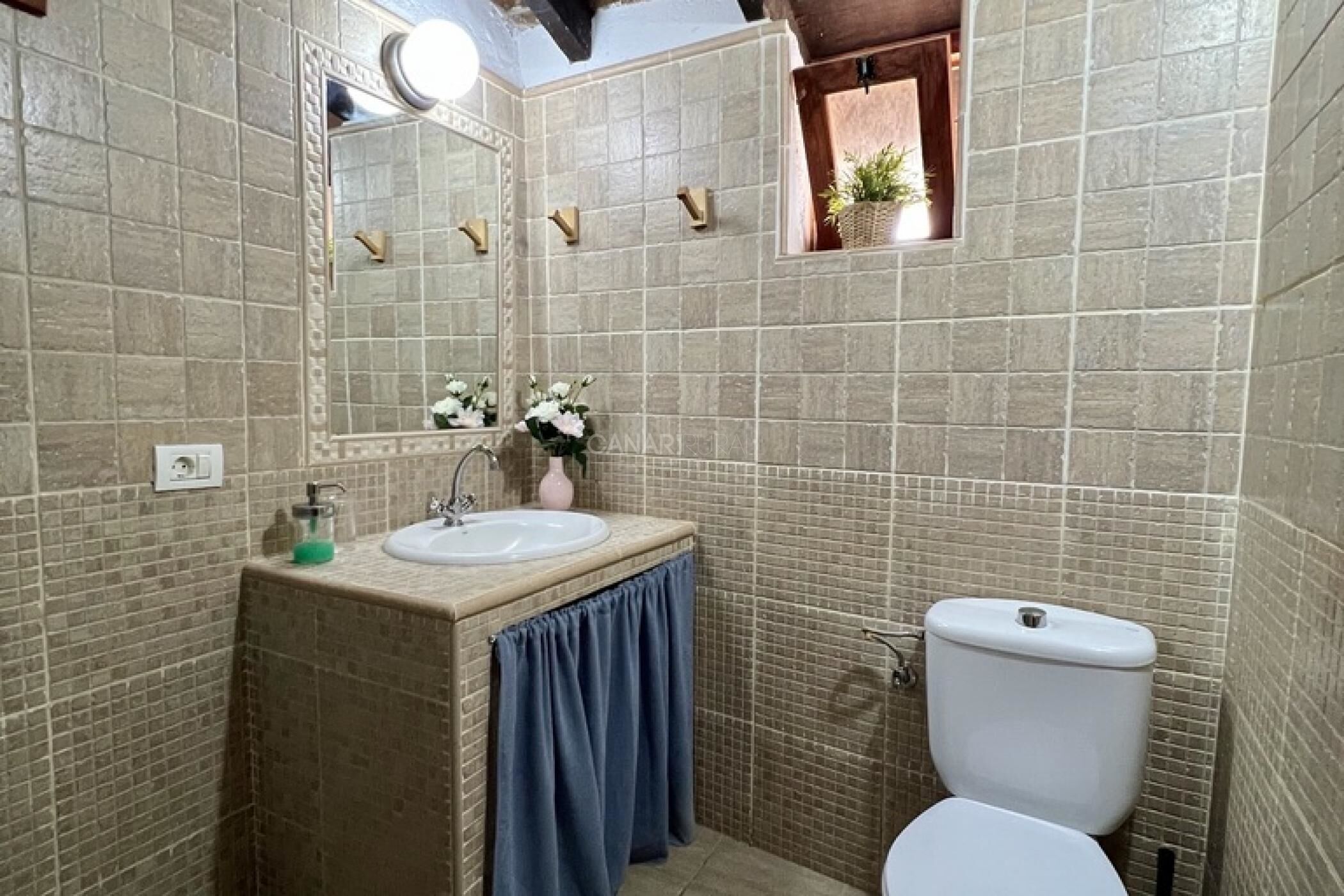 Douche, sèche-cheveux, serviettes fournies