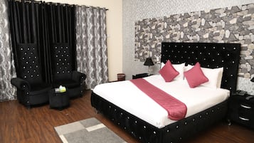 Deluxe Room, 1 King Bed, Smoking | 1 bedroom, blackout curtains, soundproofing