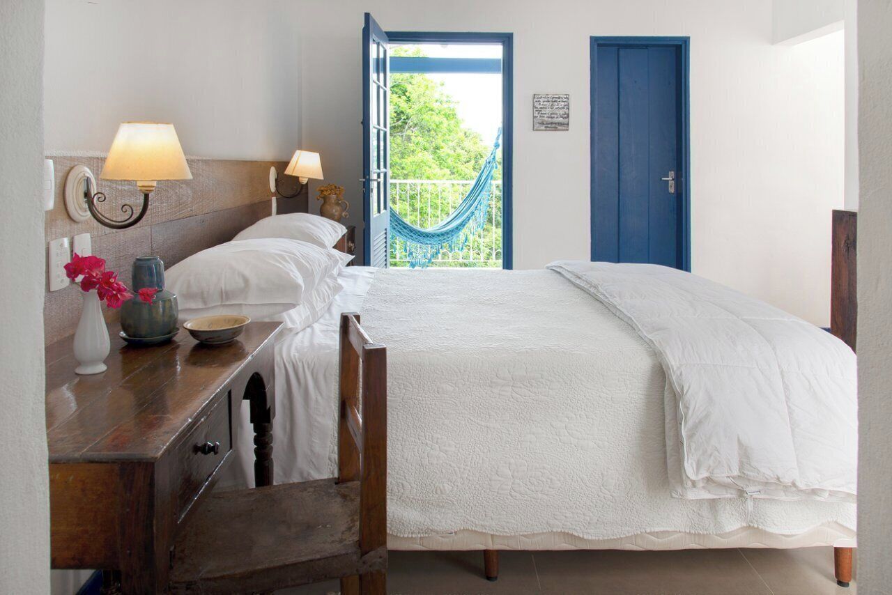 2 bedrooms, desk, internet, bed sheets