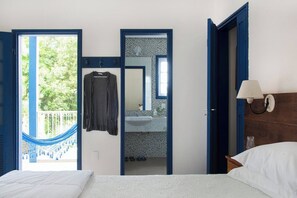 2 bedrooms, desk, internet, bed sheets