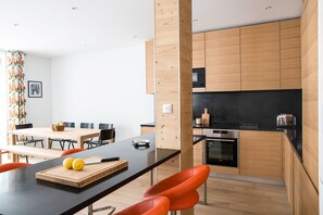 Fridge, microwave, oven, stovetop - Central Duplex Apartment with Large Terrace (Chamonix-Mont-Blanc)