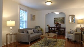 Smart TV, DVD player, books, offices - Location! Walk to Everything (Decorah)