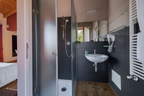 Douche, baignoire à jets, bidet
