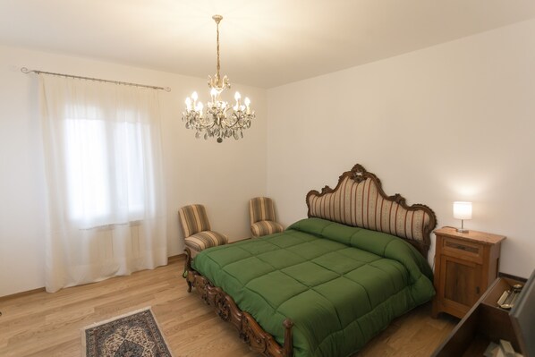 3 makuuhuonetta, työpöytä, silitysrauta/-lauta, vauvan matkasänky