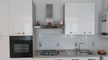Frigorifero, microonde, forno, piano cottura