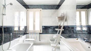 Combinazione doccia/vasca, asciugacapelli, bidet, asciugamani