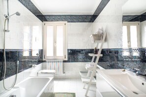 Combined shower/bathtub, hair dryer, bidet, towels