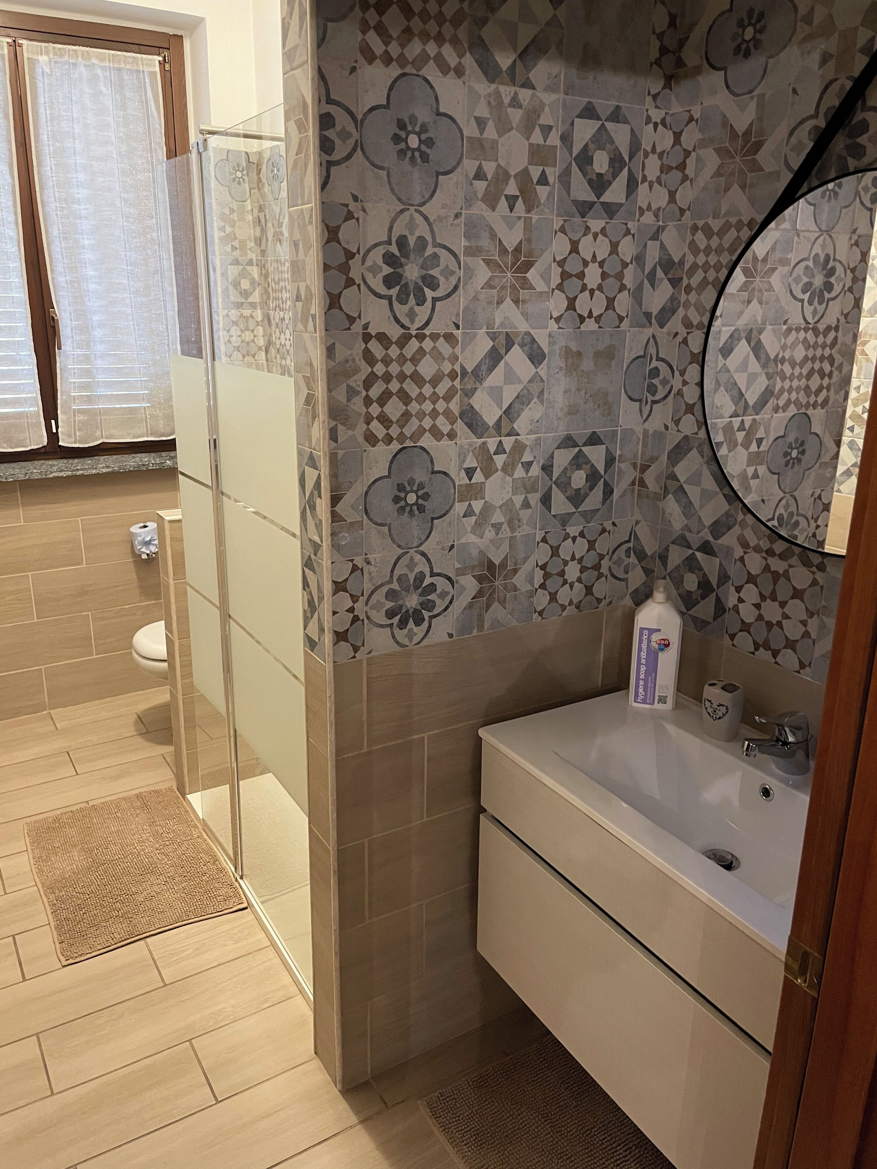 Un baño con ducha, inodoro y lavamanos.