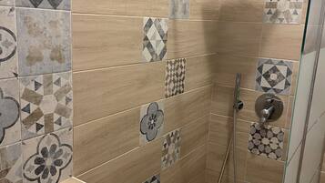 Bruser, hårtørrer, bidet, håndklæder